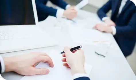 打ち合わせ中に資料を見ながらペンを持つ手元の様子
