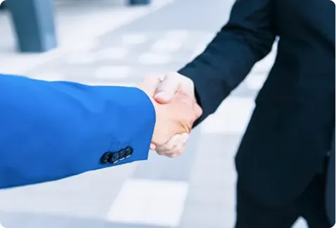 ビジネスシーンで握手を交わす様子